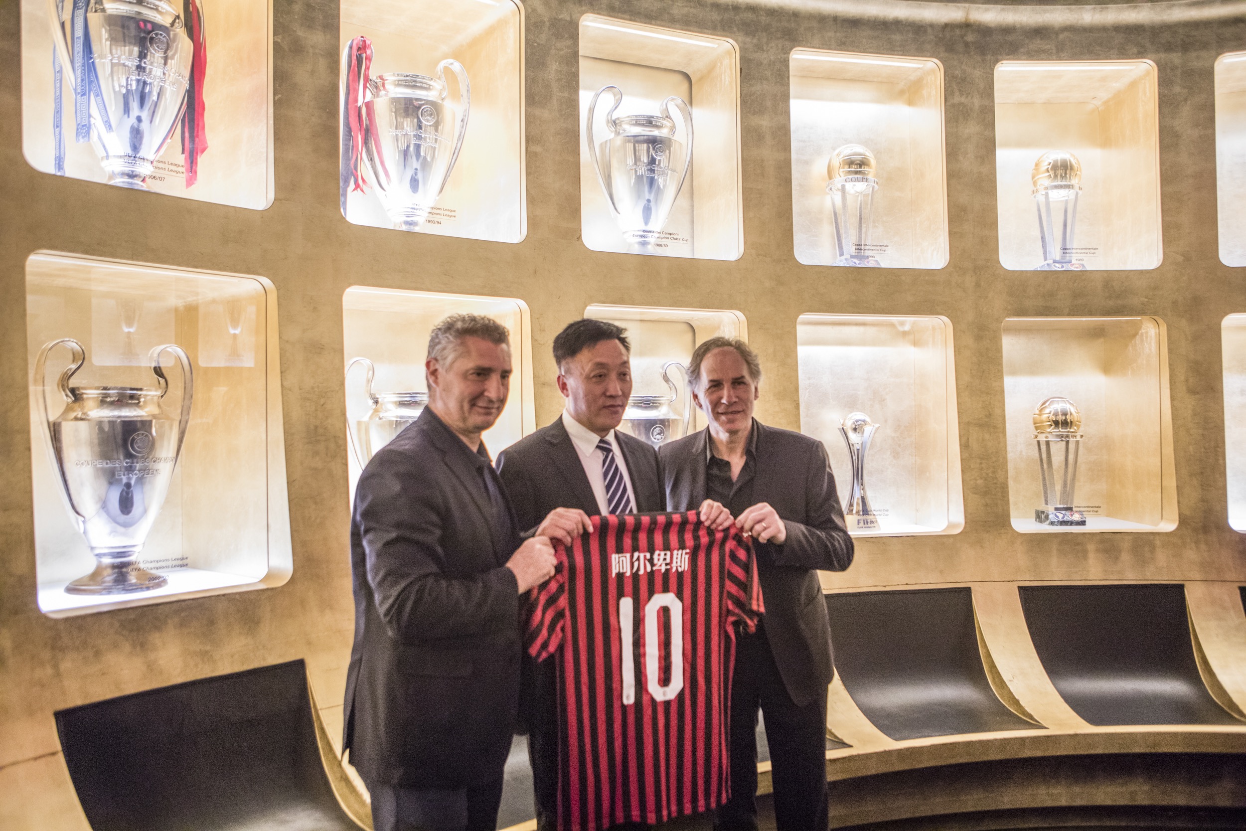 一位重病球迷被邀请看阿贾克斯的比赛，但因病情恶化未能实现