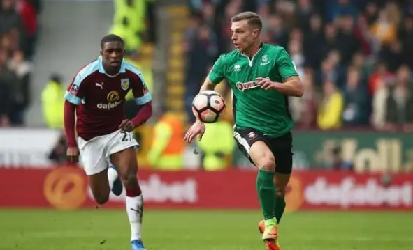 镜报：曼联100英镑开放球迷参观卡灵顿新基地，可进入更衣室