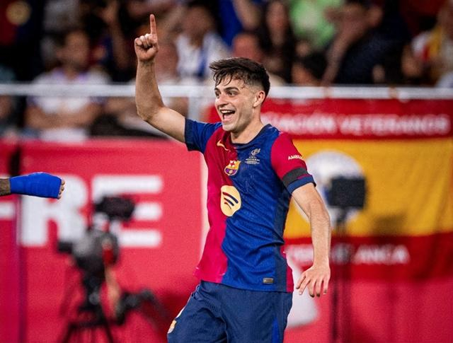 上演大四喜斩获金靴，法比奥当选中超官方第30轮最佳球员